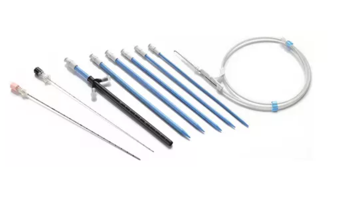 Equipos: Equipo para nefrostomía percutánea consta de: - Guía metálica de 0.038" (0.97 mm) de diámetro y 80 cm de longitud con punta de seguridad en "J". - Dilatadores radiopacos calibres 3, 4, 5, 6, 8, 10 y 12 Fr con longitud de 20 a 24 cm. - Aguja mitty pollack calibre 22 G x 22 cm de longitud y calibre 18 G x 14 cm de longitud con estilete flexible o dos agujas tipo Shiba calibre 22 G x 20 a 25 cm de longitud con su respectiva guía metálica y calibre 18 G x 20 a 25 cm de longitud con estiletes flexibles. Uno para cada aguja. - Tubo de drenaje calibre 14 Fr x 30 cm de longitud con conector luer lock u otro sistema que permita la introducción y extracción del catéter con sistema de fijación a la piel. Estéril y desechable. 5 Fr x 30 a 35 cm de longitud. Equipo.